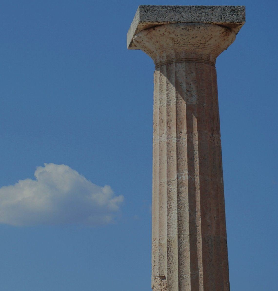 Columna clásica sobre cielo azul
